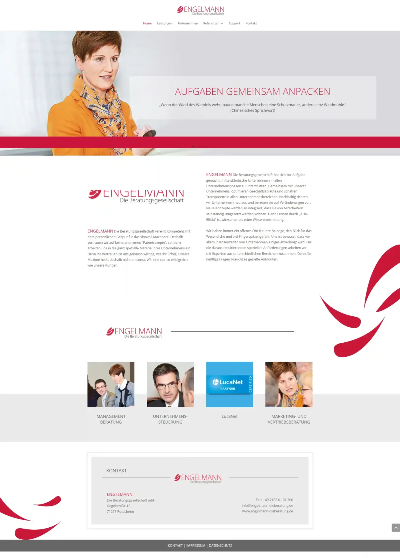 Berufstätige Frau mit orangefarbenem Schal über der Website einer Beratungsfirma mit Teamfotos und Kontaktdaten.