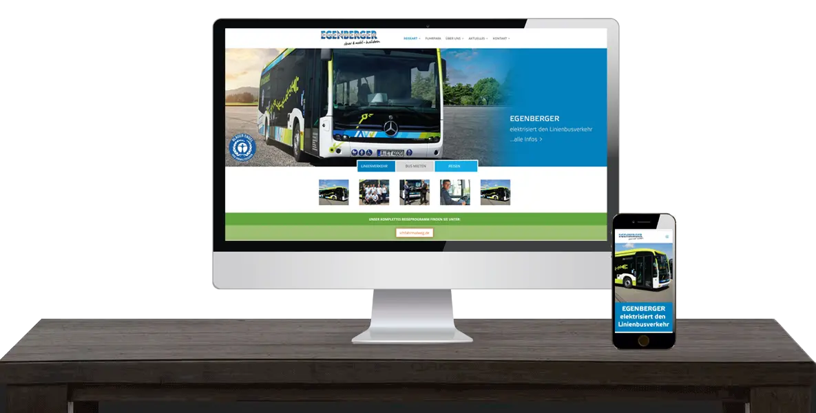 Auf einem Computer und einem Smartphone wird die Website eines Busunternehmens angezeigt, auf der Startseite ist ein großes Busbild zu sehen.