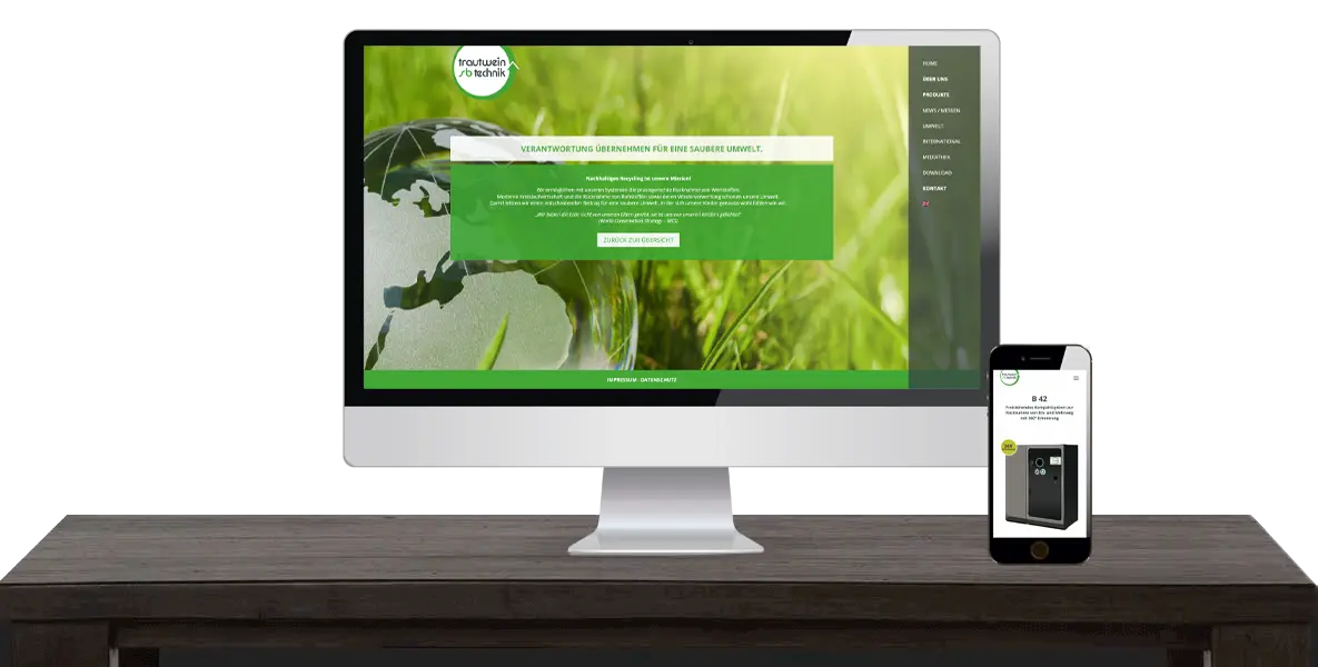 Ein Computer und ein Smartphone zeigen auf einem Holzschreibtisch eine umweltfreundliche Website mit grünem Thema an.