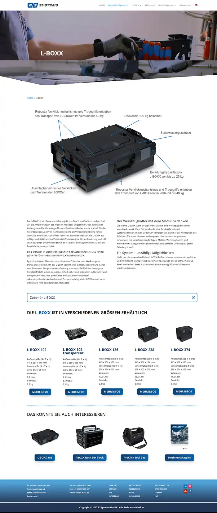 Website-Seite mit verschiedenen Modellen schwarzer Aufbewahrungsboxen mit blauen Verschlüssen, Produktbeschreibungen und Bildern.
