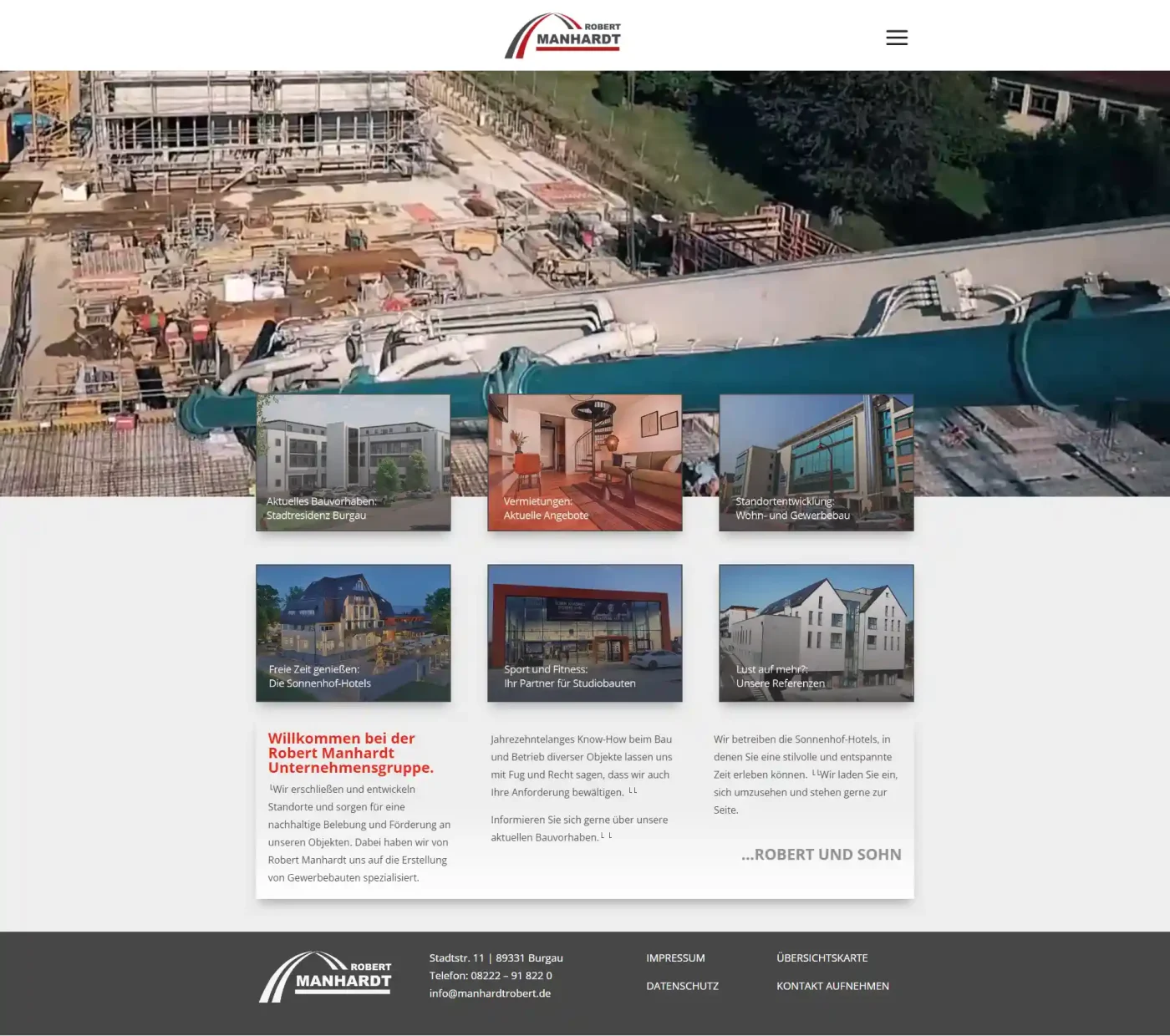 Eine Baustelle mit Kran, Firmenlogo, Gebäudebildern und Kontaktinformationen auf einer Website.