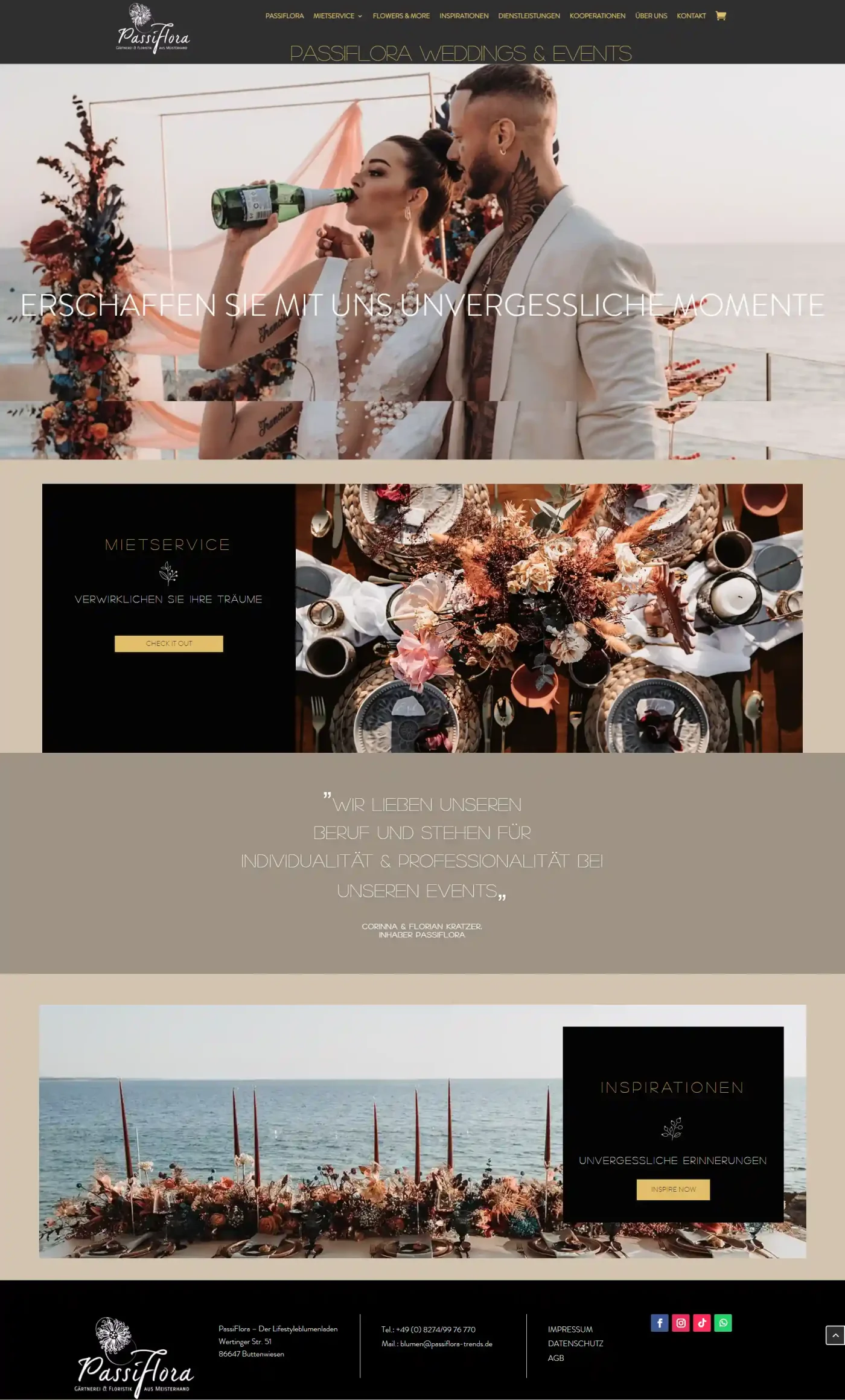 Braut und Bräutigam an einem Blumenhochzeitstisch im Freien, mit dekorativen Arrangements und eleganter Tischdekoration.