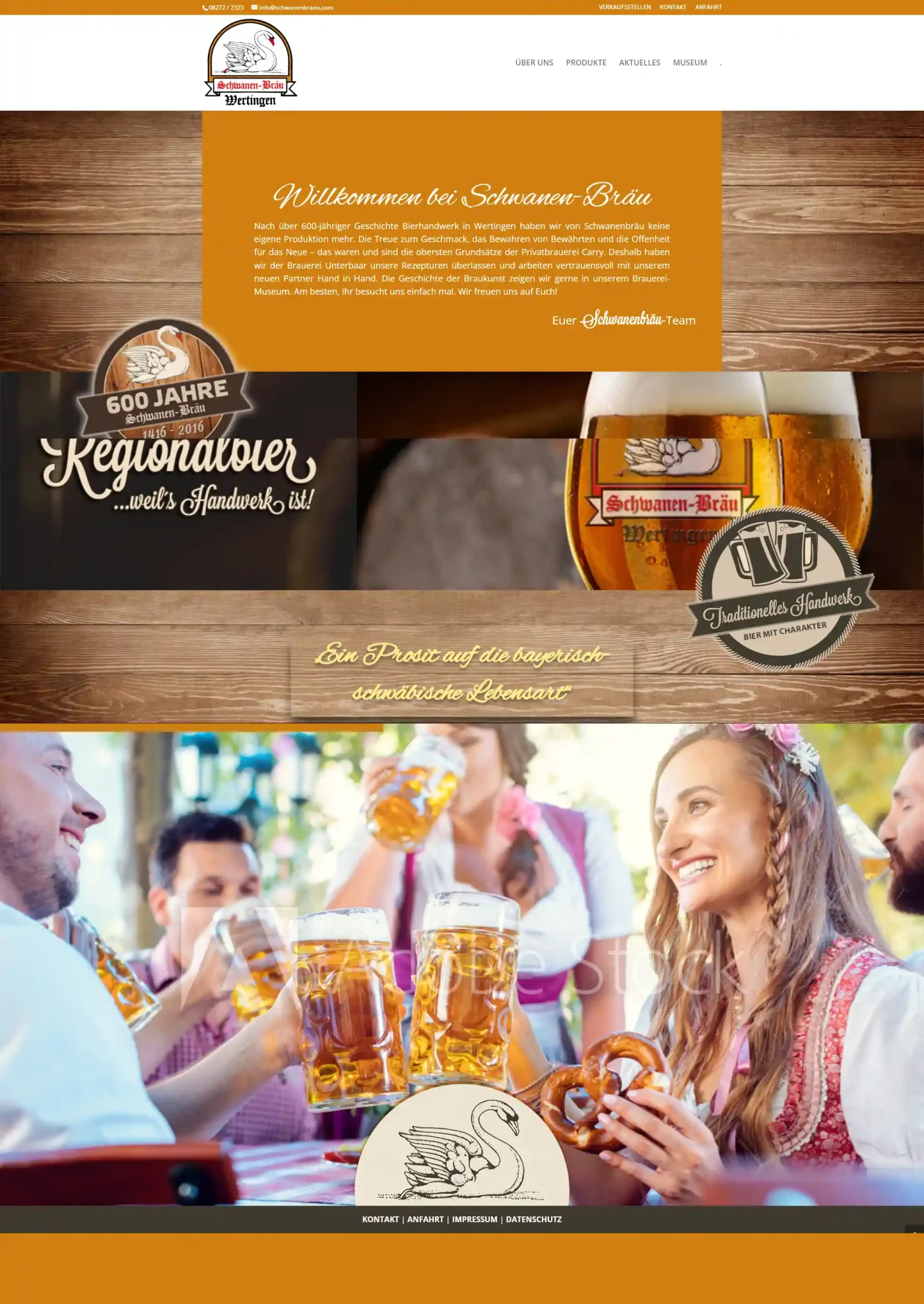 Menschen stoßen bei einer festlichen Zusammenkunft fröhlich mit großen Bierkrügen an, auf denen das Logo einer Schwanenbrauerei zu sehen ist.
