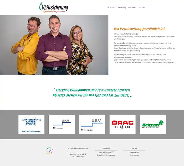 Drei lächelnde Menschen stehen nebeneinander vor einem weißen Hintergrund, darunter sind Versicherungslogos zu sehen.