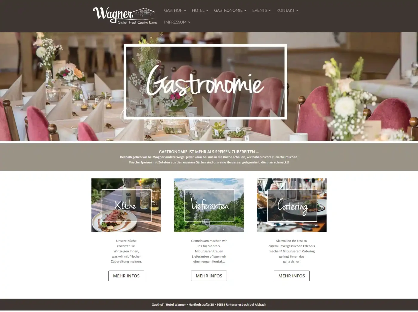 Elegante Tischdekoration im Restaurant mit weißen Tischdecken, Blumen und rosa Stühlen; Gastronomie-Textüberlagerung.