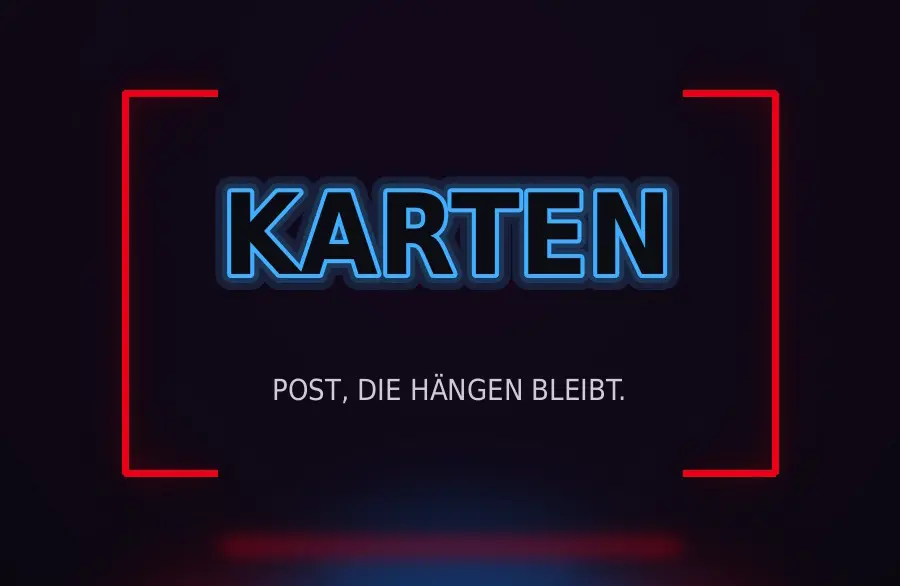 Ein flauschiges rotes Monster mit großen Augen trinkt aufgeregt Tee aus Tassen auf einem Tisch vor unscharfem Hintergrund.