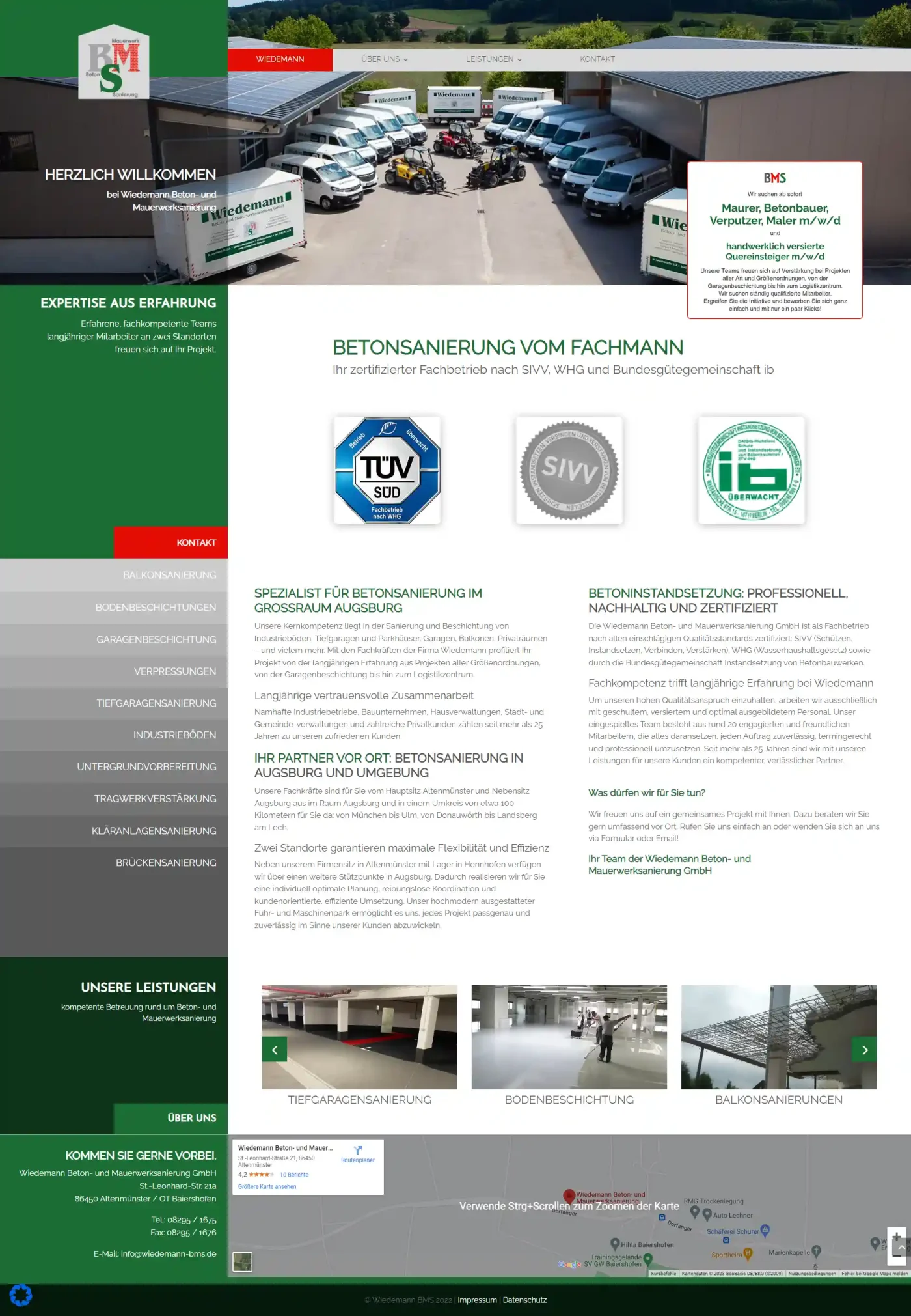 Eine Flotte weißer Lastwagen, die vor einem Geschäftsgebäude geparkt sind, von oben gesehen.